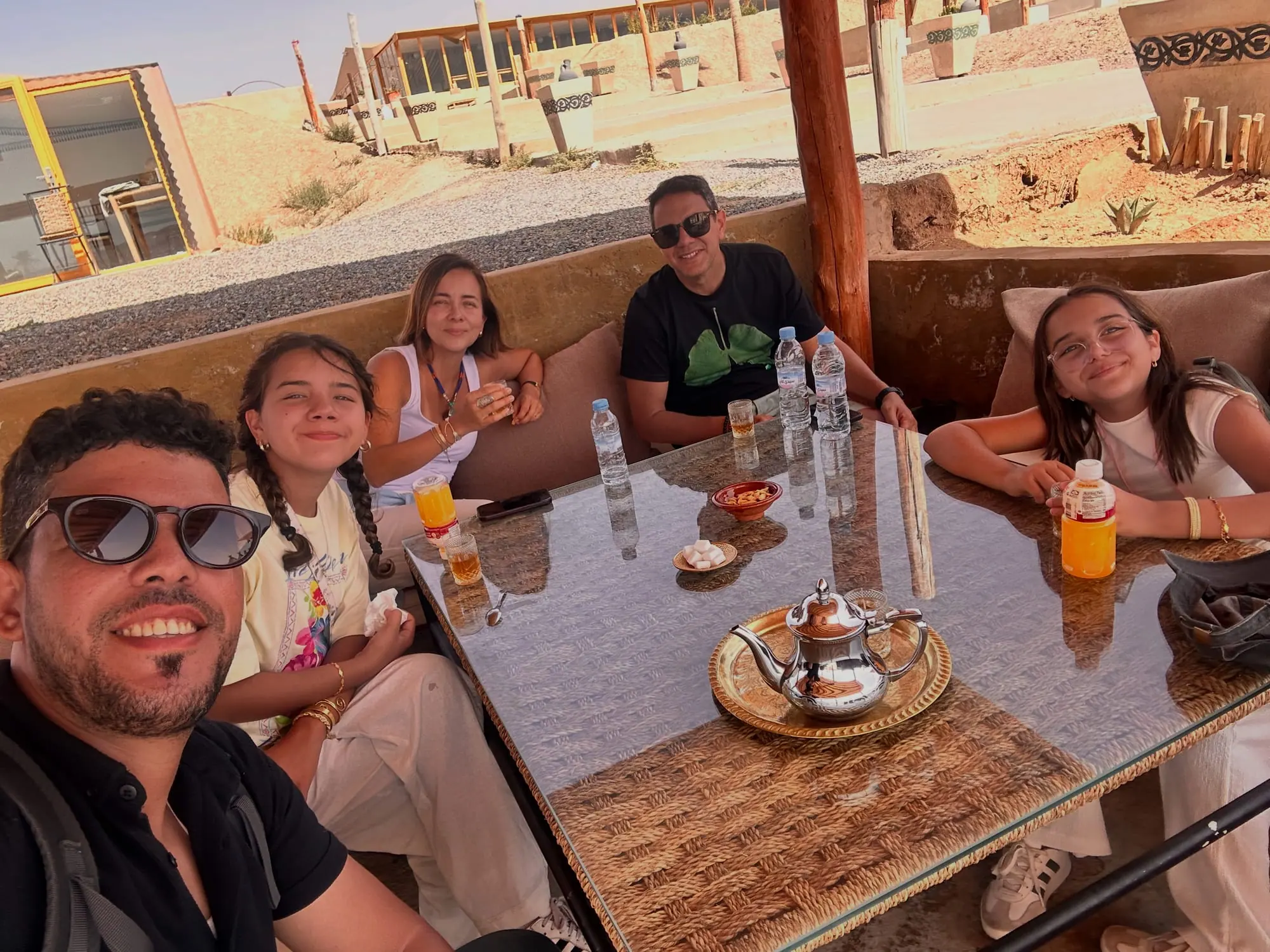 Chá de menta servido no acampamento do deserto, Marrocos