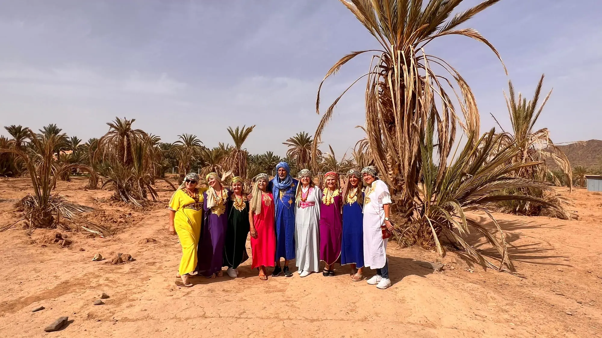 Grupo de viajantes num oásis de palmeiras, Marrocos